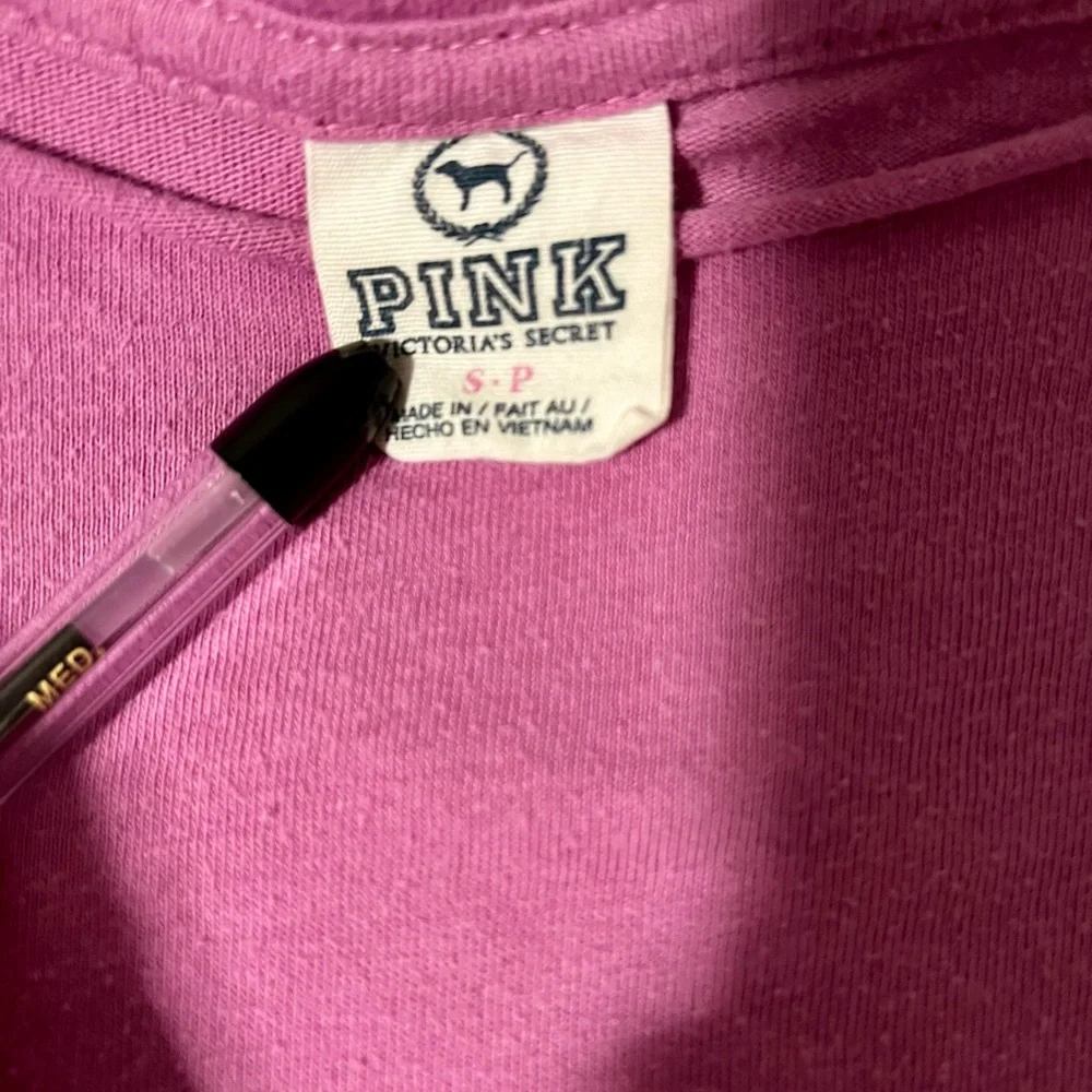 PINK Victoria's Secret Magenta Cropped Off Shoulder Tee Size Small - Picture 2 of 5